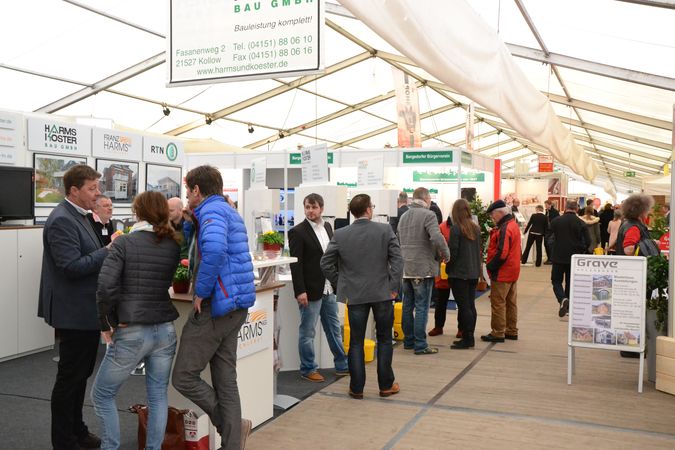 Besucher am Stand