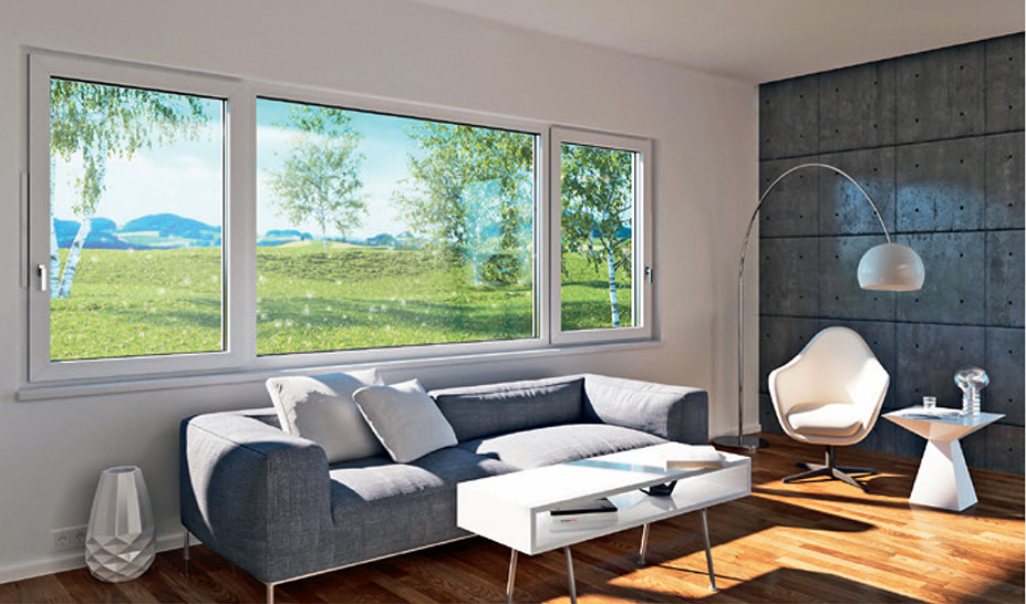 Wohnzimmer mit großen Fenstern