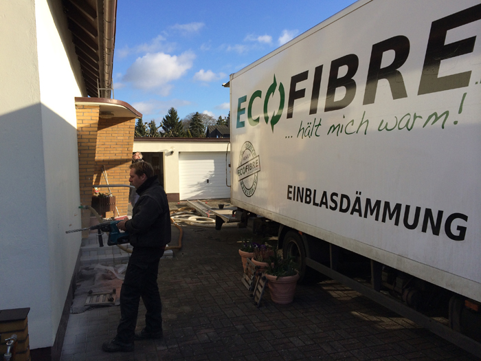 Arbeiter macht eine Einblasdämmung