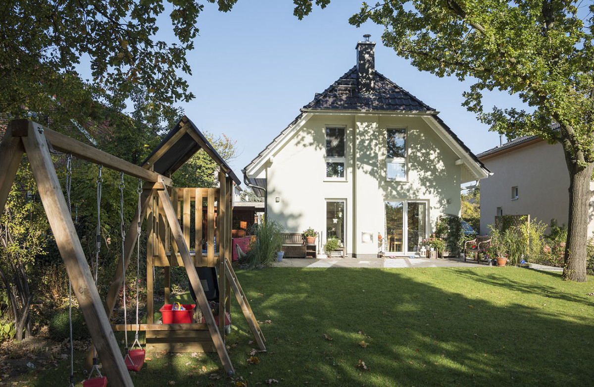 Hausansicht mit Garten und Schaukel