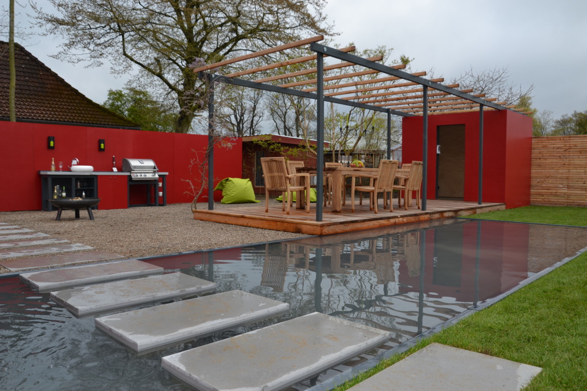 Terrasse mit Überdachung und einem Teich