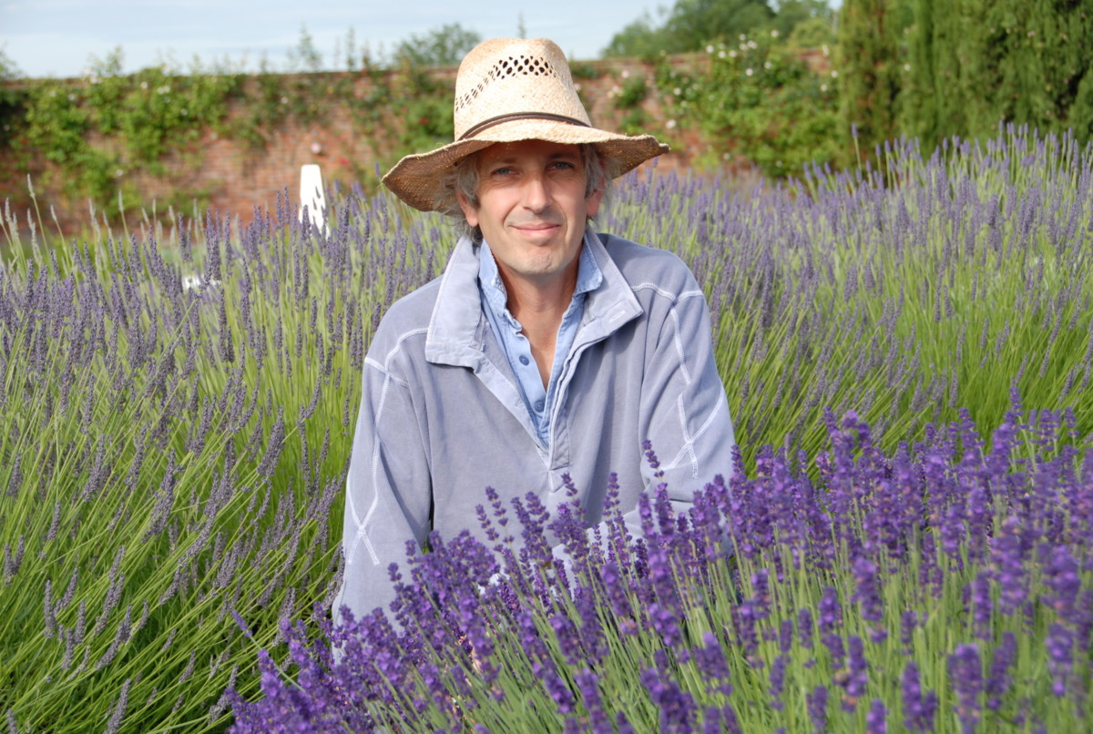 Simon Chalesworth in mitten einer Lavendel-Wiese