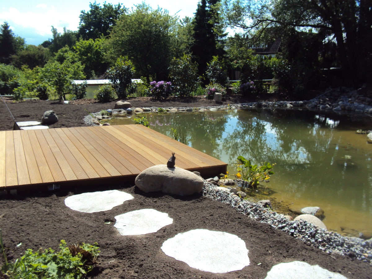 Gartenterrasse Mit Teich