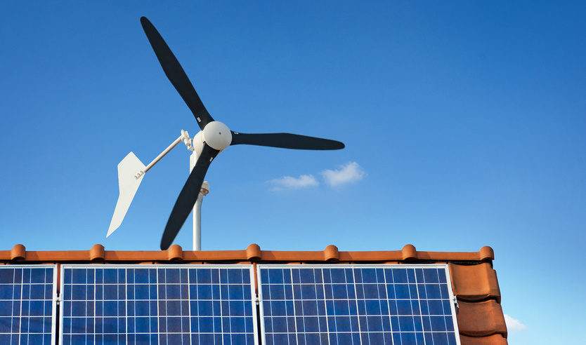 Windrad und Solaranlage