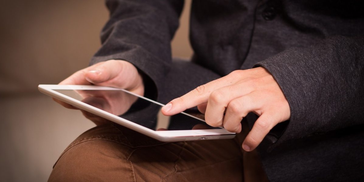 Mann mit Tablet