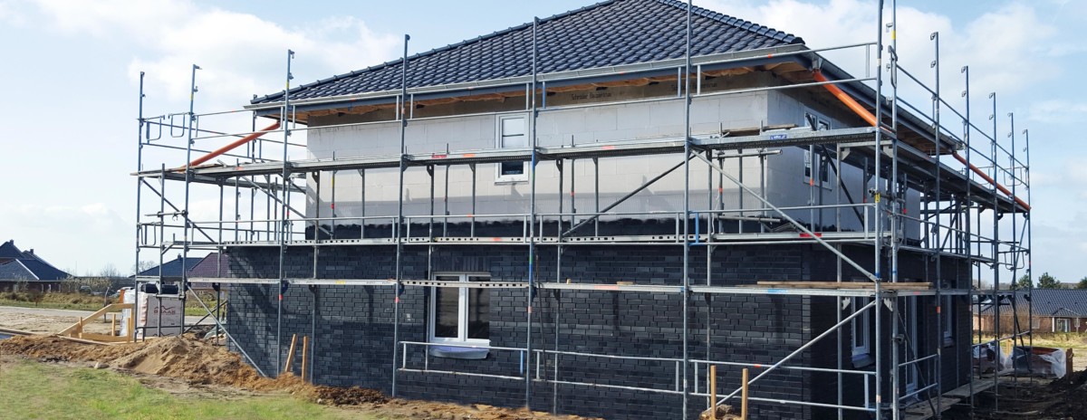 Stadtvilla kurz vor Fertigstellung mit Gerüst