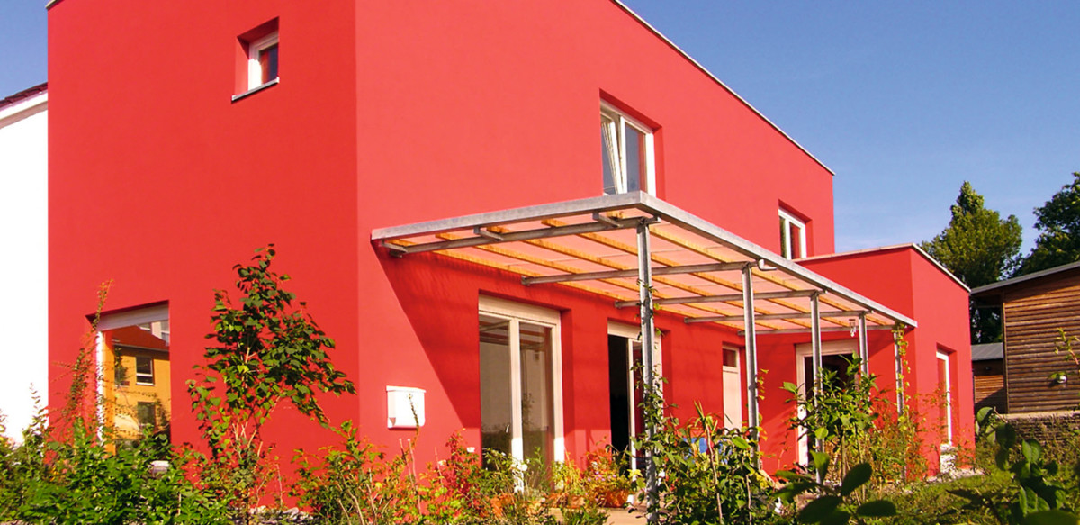 Rotes Haus im Sommer