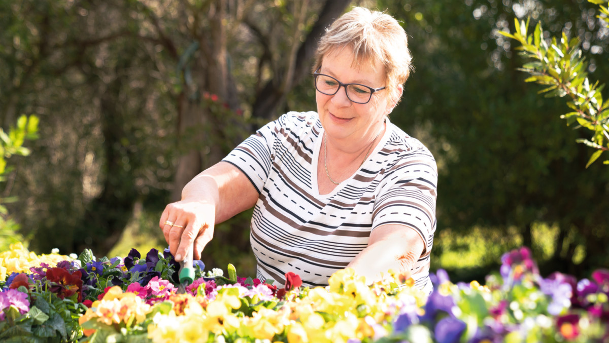 Frau und Blumen
