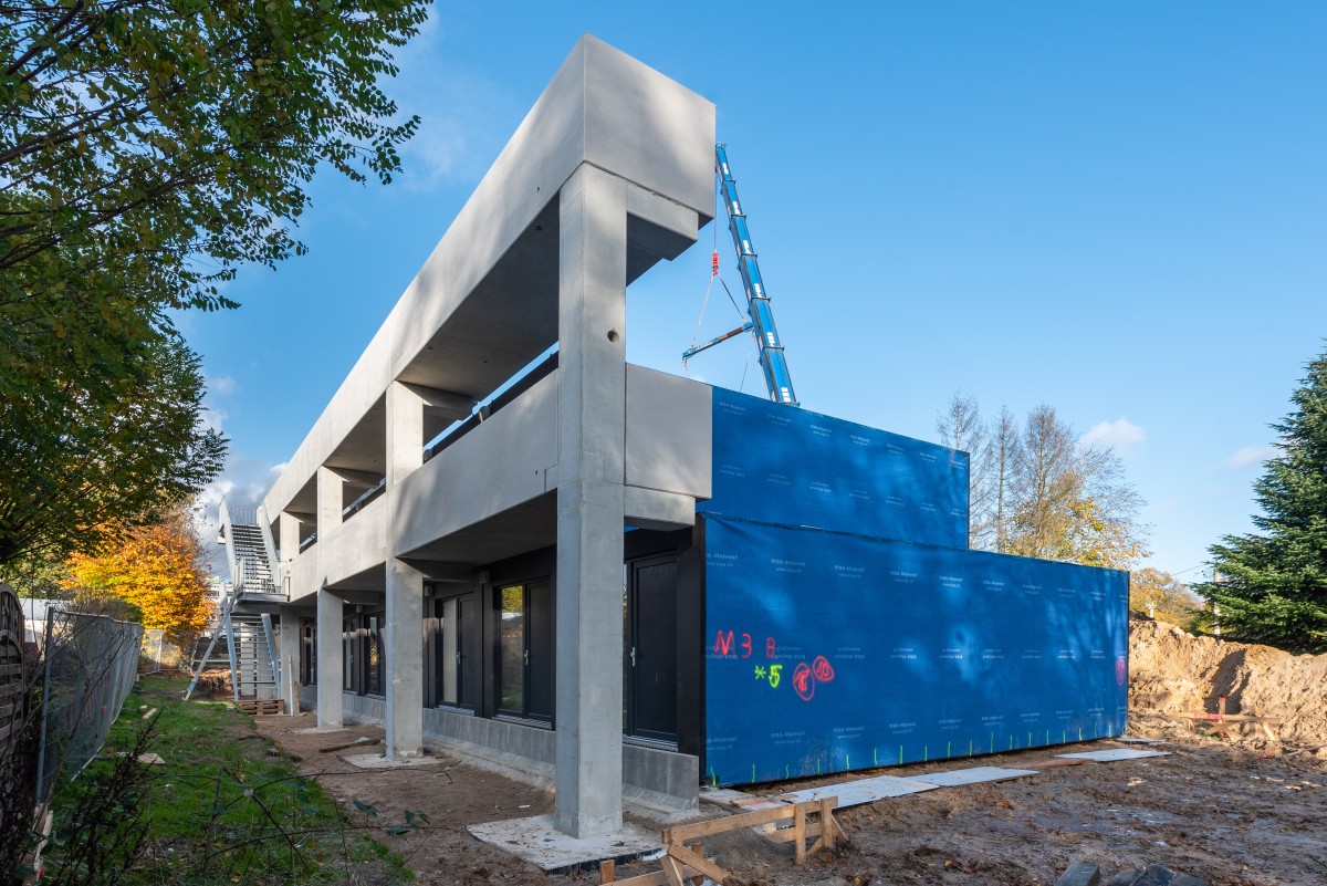 Aufbau des Projekts „40 Feet“ in Hamburg. Durch den hohen Vorfertigungsgrad erfolgt die Montage innerhalb kürzester Zeit.